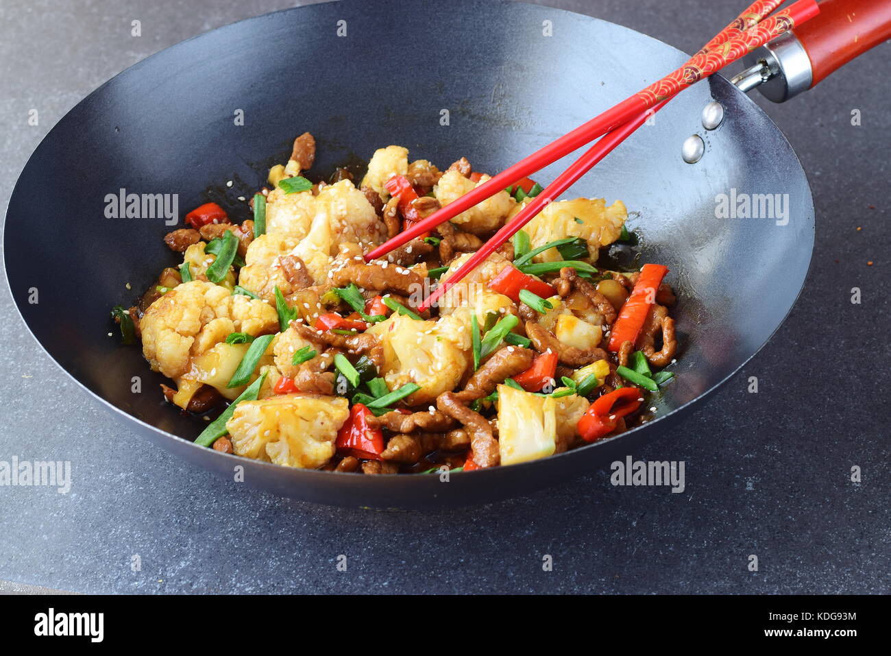 Sauté de boeuf aigre-doux frit dans le wok avec le chou-fleur et légumes  sur un fond abstrait gris plat oriental. concept de saine alimentation  Photo Stock - Alamy