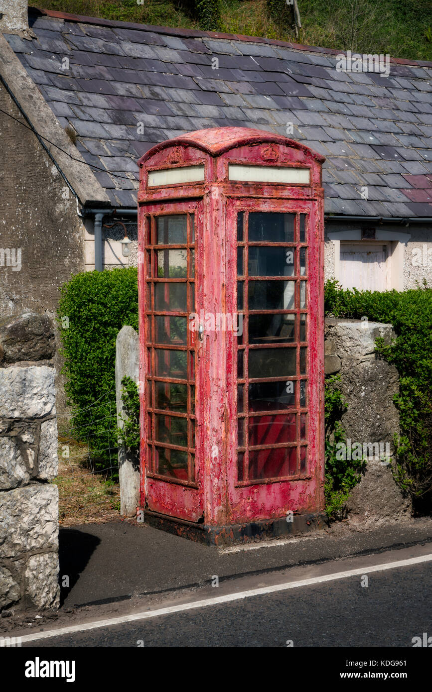 Cabine téléphonique anglaise vieux altérée. près de cushendall, Irlande du Nord Banque D'Images