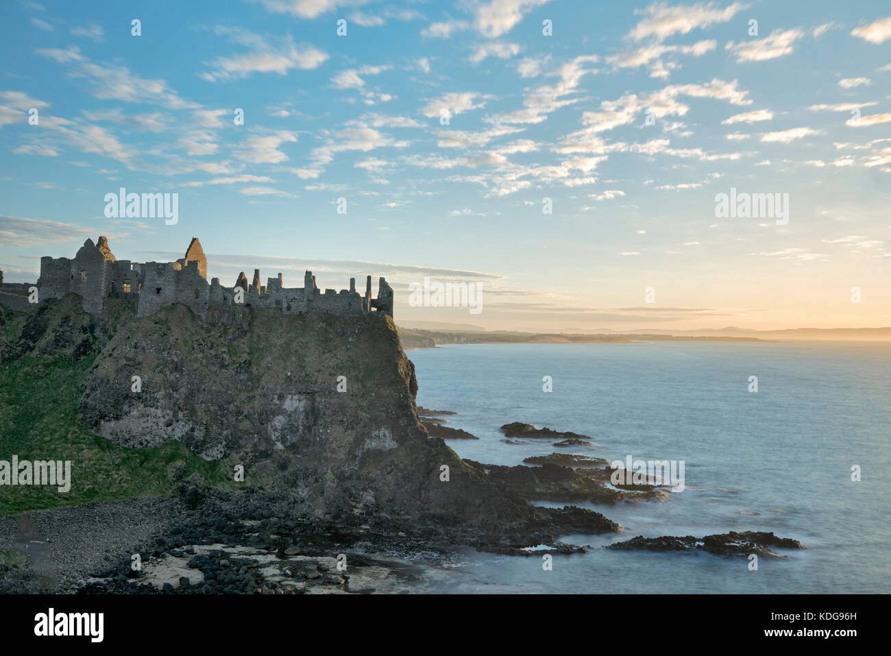 Château de Dunluce, au coucher du soleil. Irlande du Nord. Banque D'Images