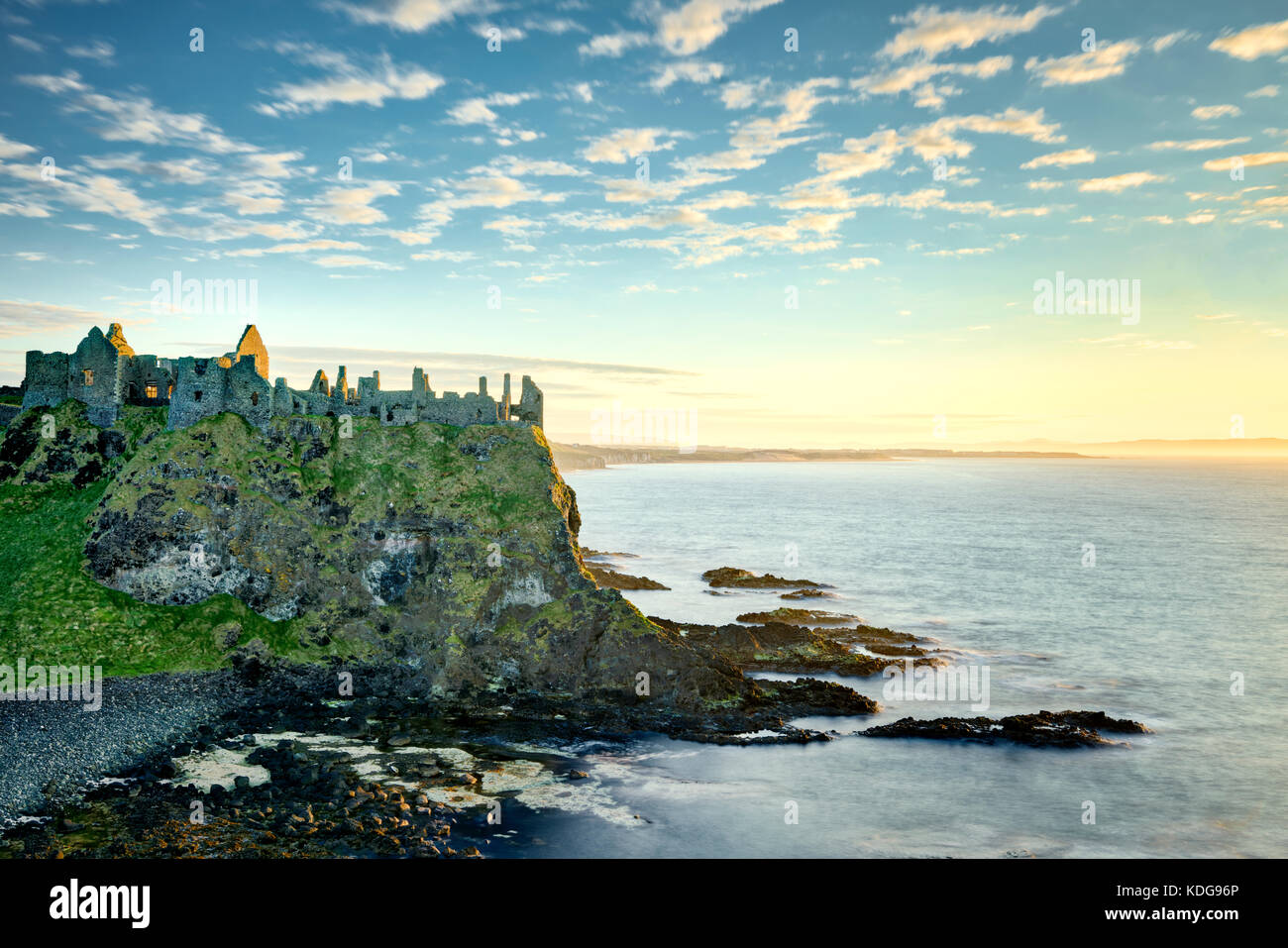 Le château de dunluce, au coucher du soleil. L'Irlande du Nord. Banque D'Images
