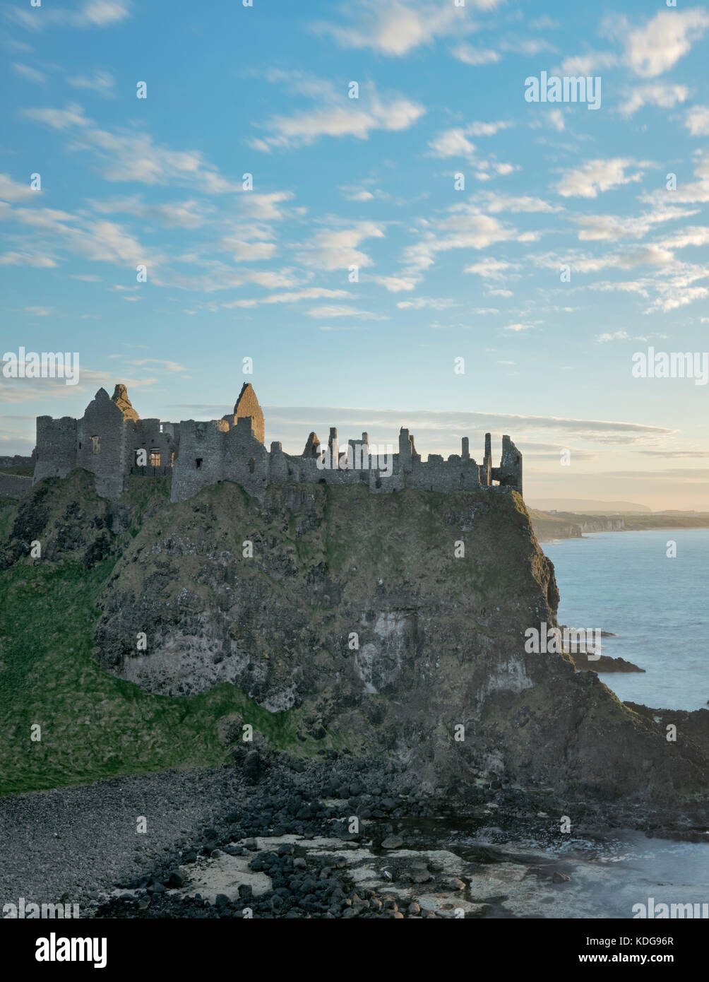Le château de dunluce, au coucher du soleil. L'Irlande du Nord. Banque D'Images