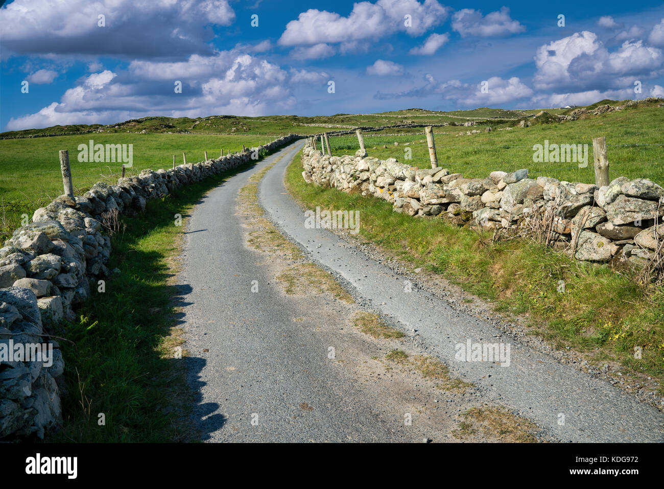 Couple walking on road sur omey island. connemara comté de Galway, Irlande, Banque D'Images