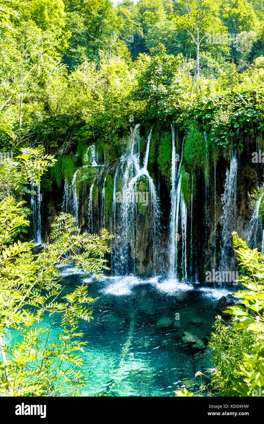 Cascade dans le parc national en Croatie Banque D'Images