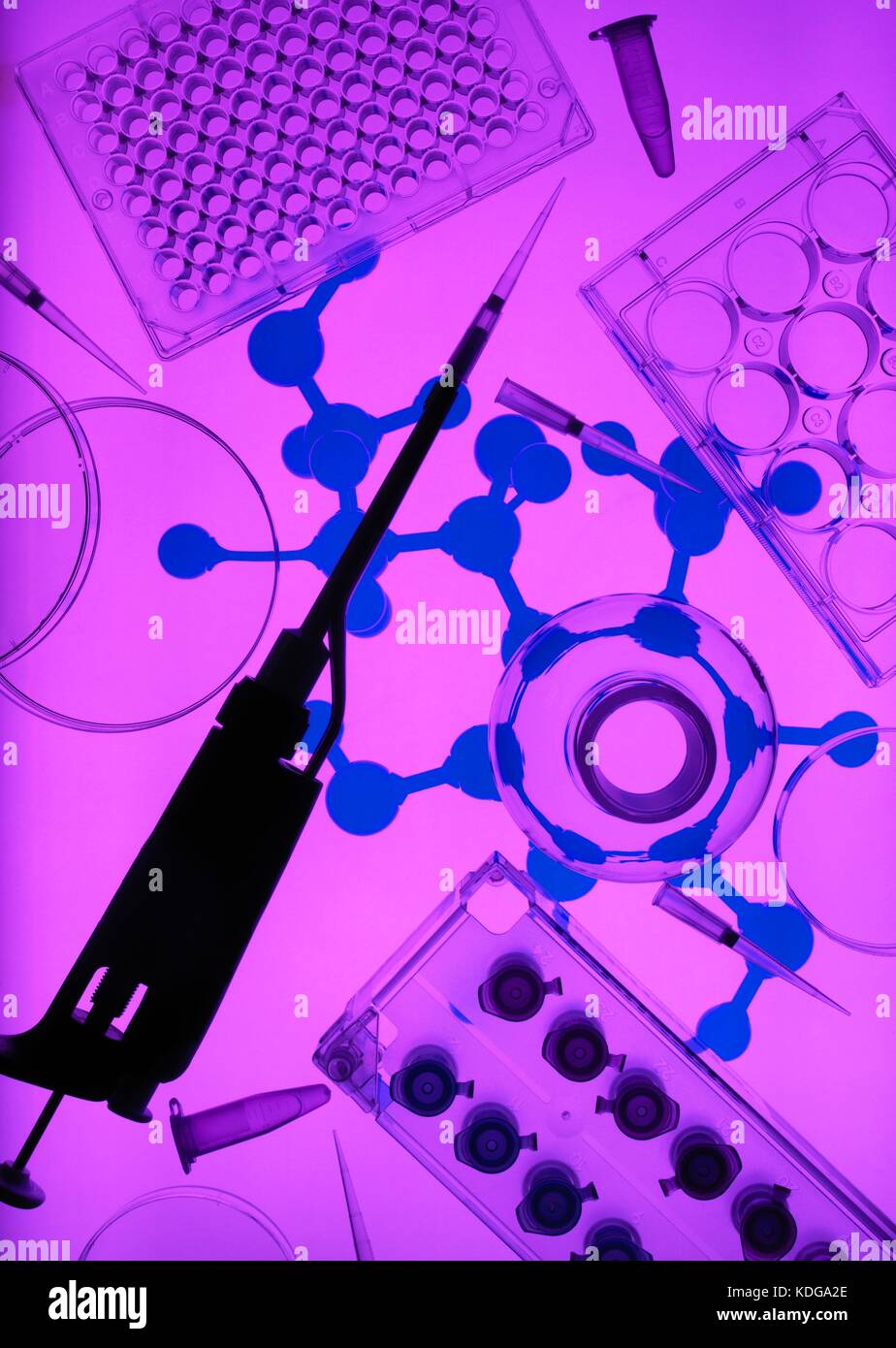 Matériel de laboratoire avec un modèle moléculaire dans l'arrière-plan. Banque D'Images