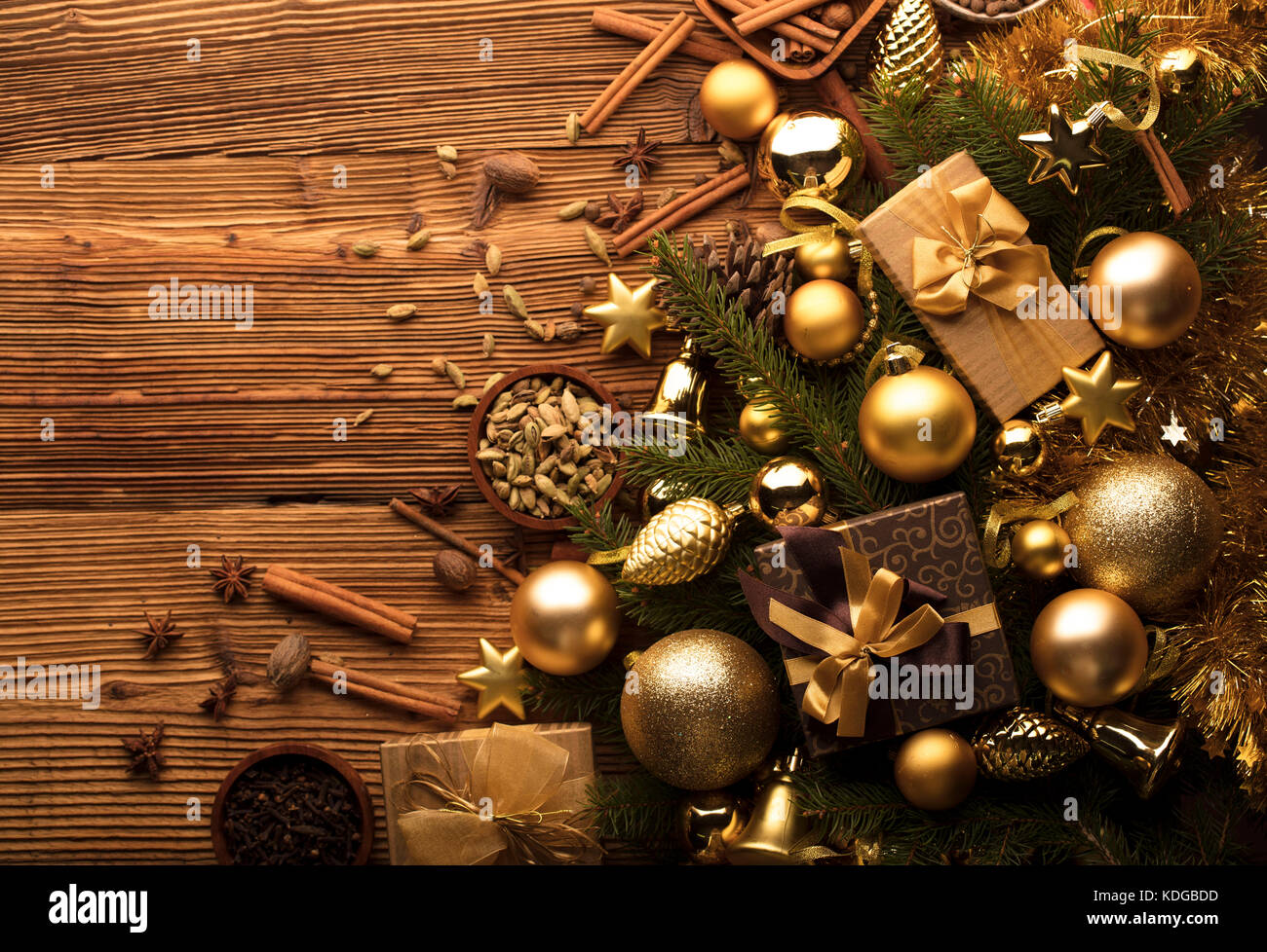 Décoration de Noël à Golden et esthétique brunâtre avec présente dans des  boîtes, babioles d'or Photo Stock - Alamy