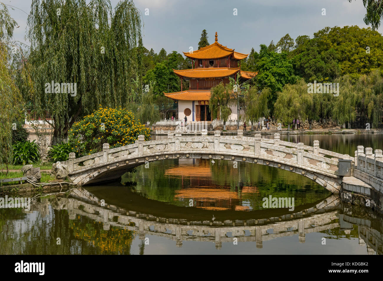 Pont et daguan pavilion dans daguan park, Kunming, Yunnan, Chine Banque D'Images