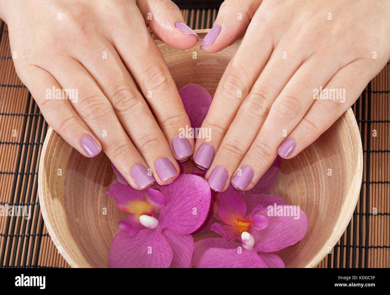Close-up of female hands obtenir traitement manucure Banque D'Images