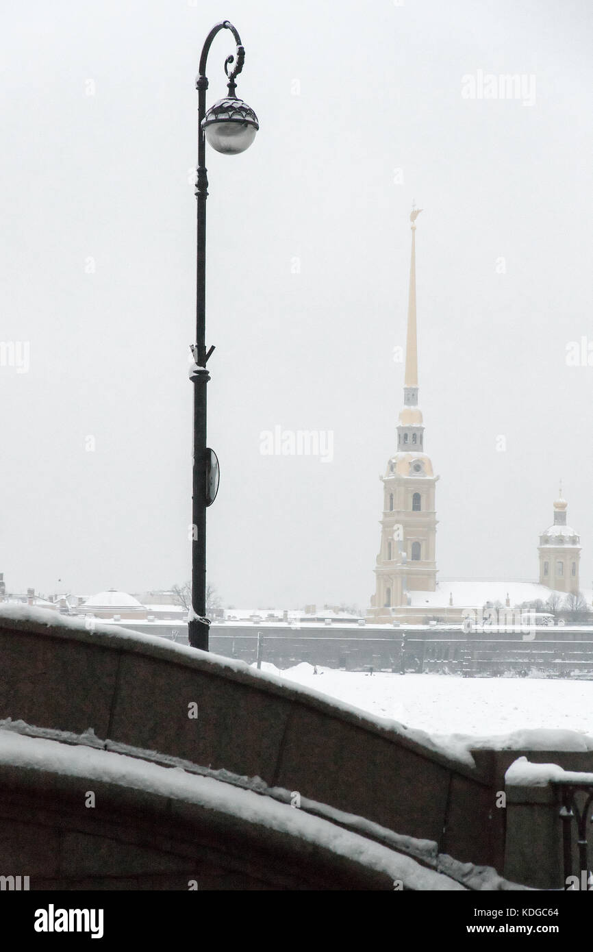 Monument touristique à saint Petersburg, Russie : la forteresse Pierre et Paul et de la cathédrale par une journée d'hiver avec une lanterne à l'avant-plan. Banque D'Images