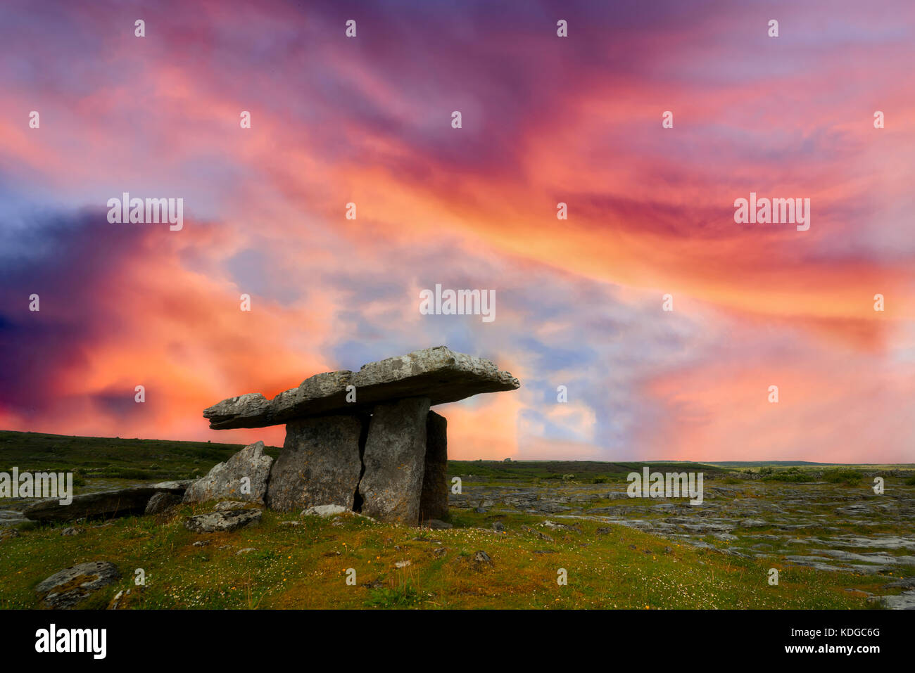 Ruines de poulnabrone sépulture. Le Burren, comté de Clare, Irlande Banque D'Images