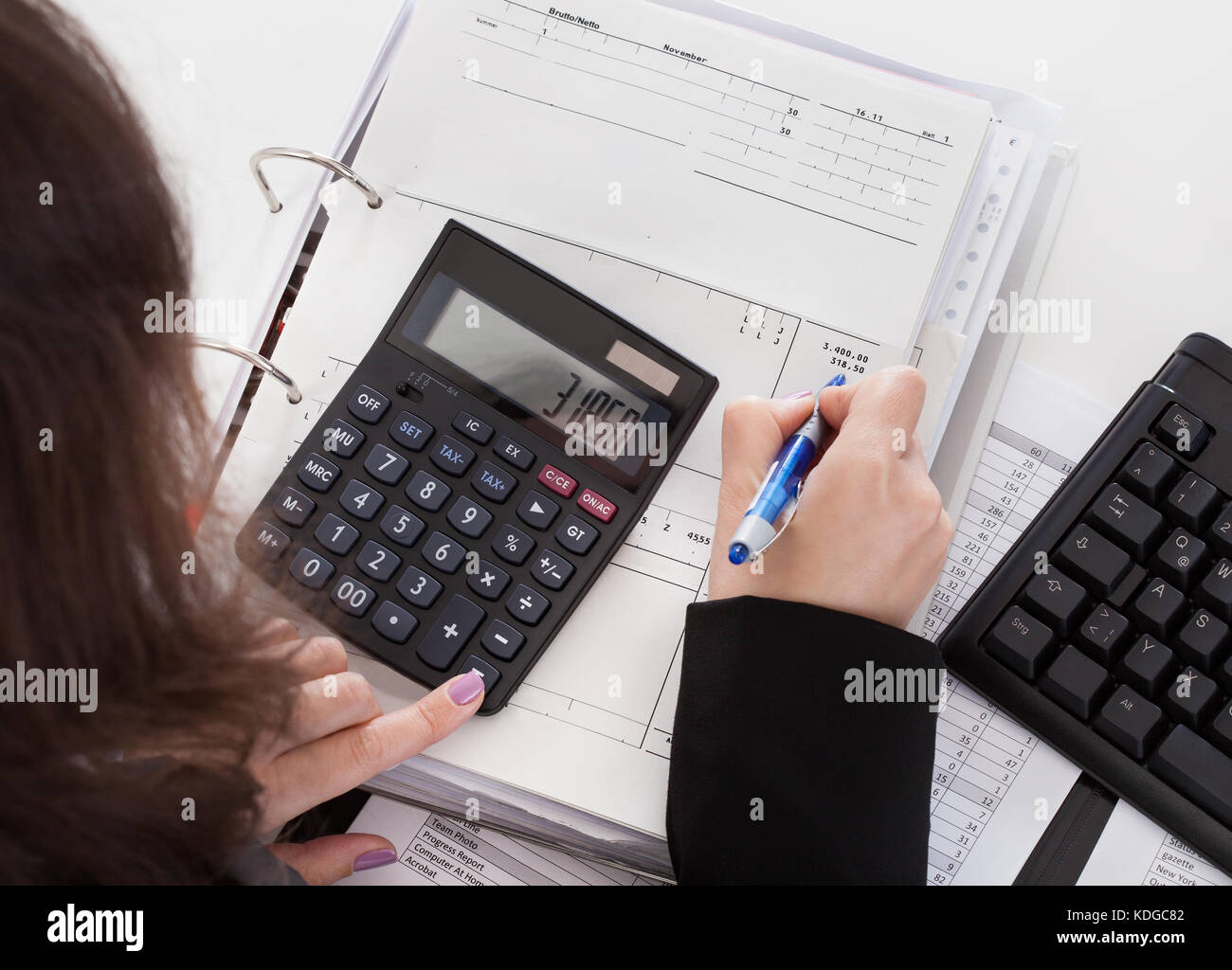 Close-up of woman working in office comptable Banque D'Images