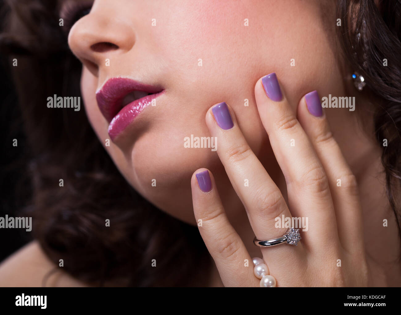 Close-up of woman's hand avec anneau de diamant et du vernis à ongles Banque D'Images
