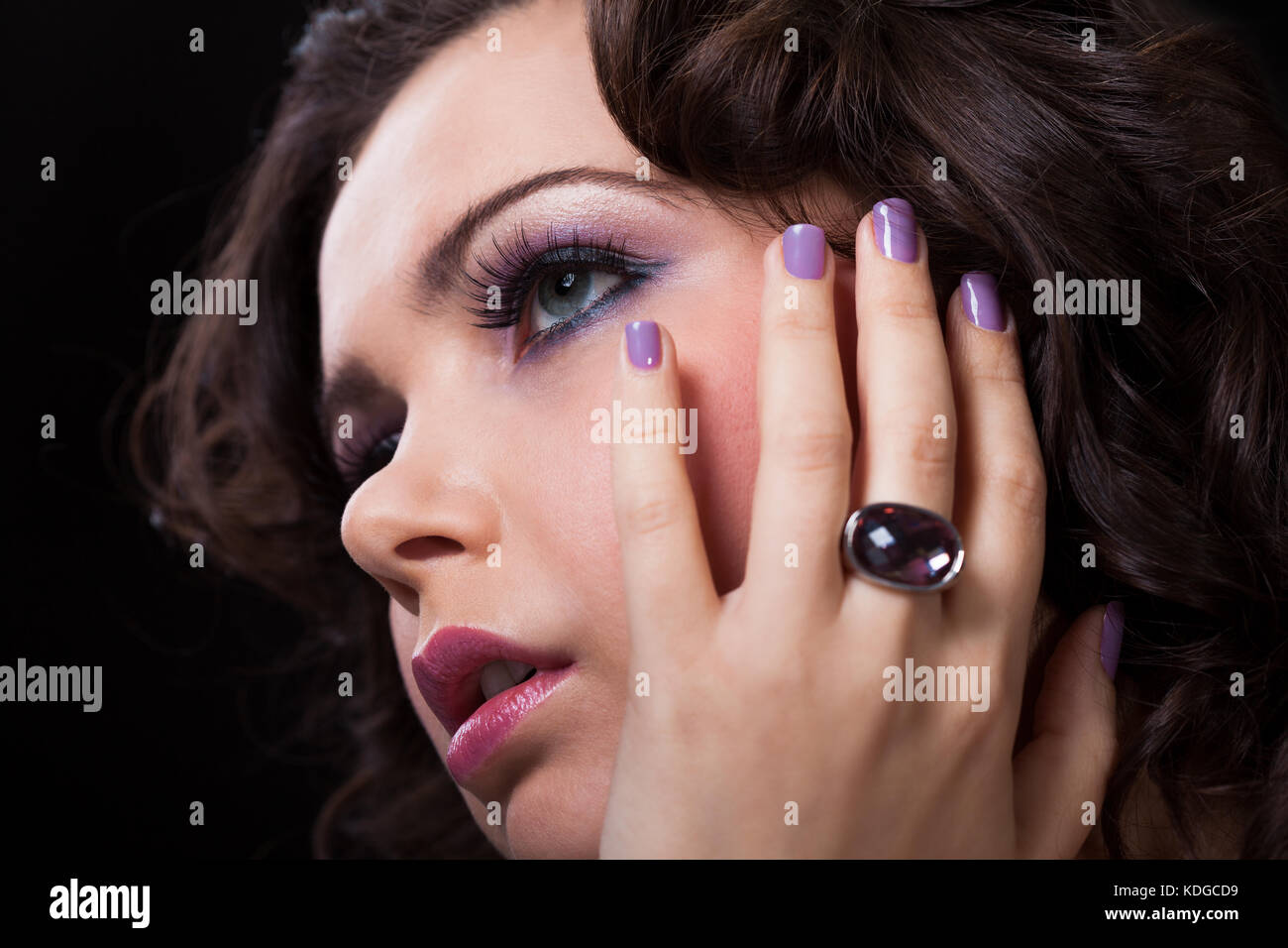 Close-up of young woman avec anneau de diamant et du vernis à ongles Banque D'Images