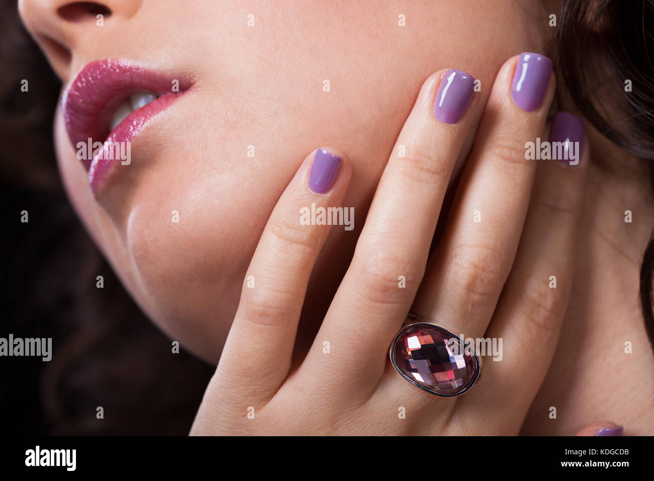 Close-up of woman's hand avec anneau de diamant et du vernis à ongles Banque D'Images