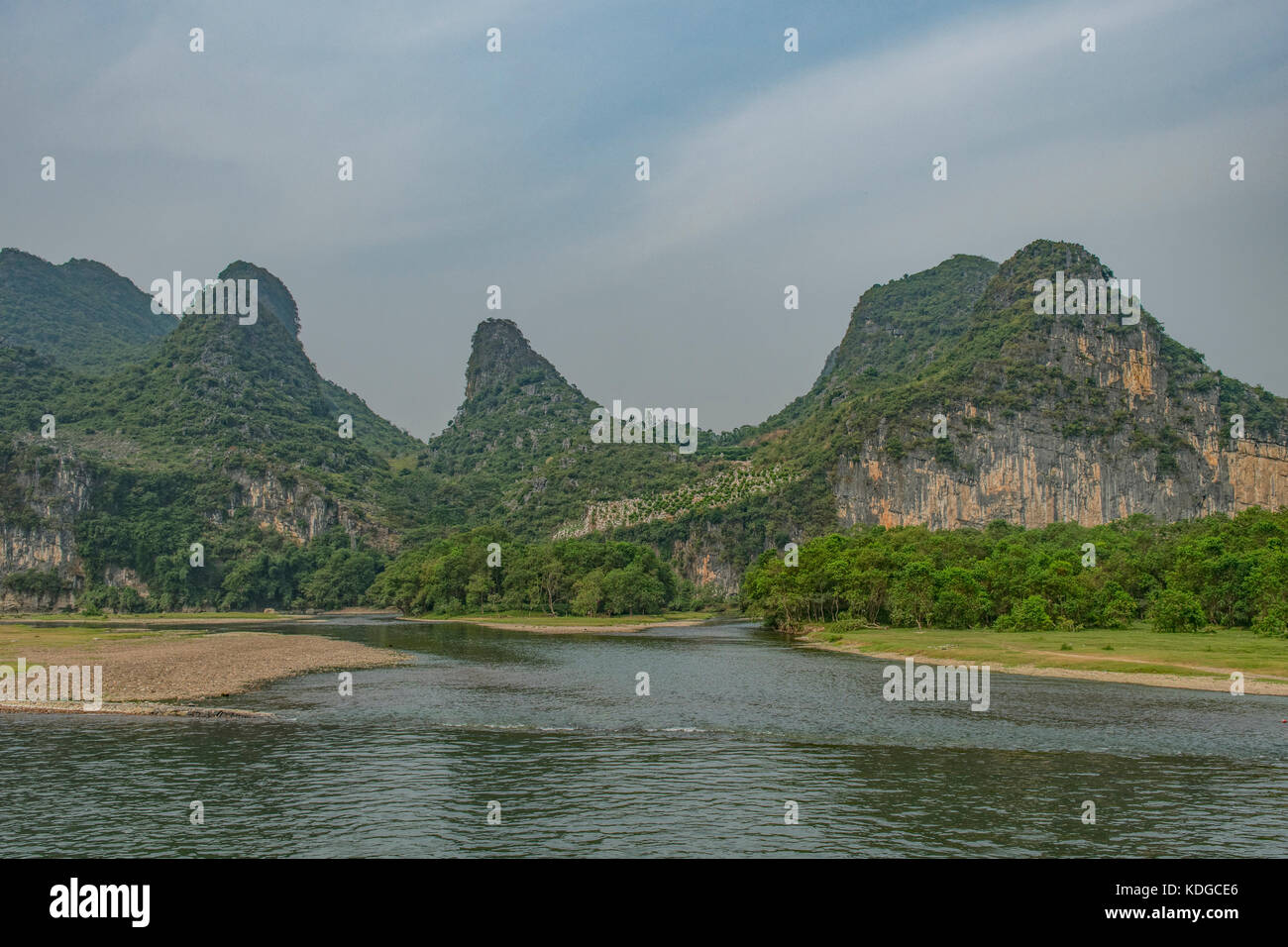 Vue sur rivière Lijiang, au sud de Guilin, Guangxi, Chine Banque D'Images