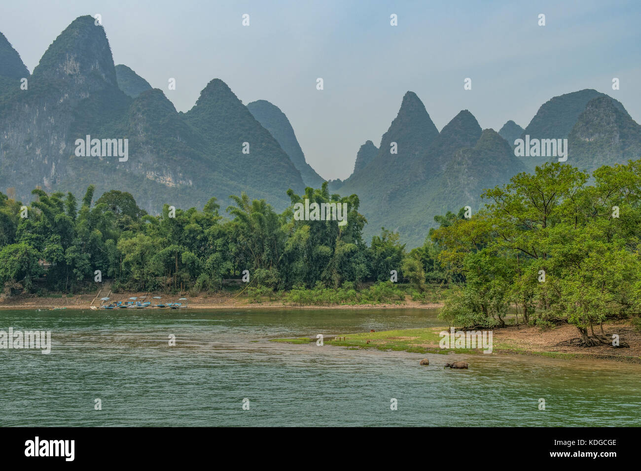 Vue sur rivière Lijiang, au sud de Guilin, Guangxi, Chine Banque D'Images