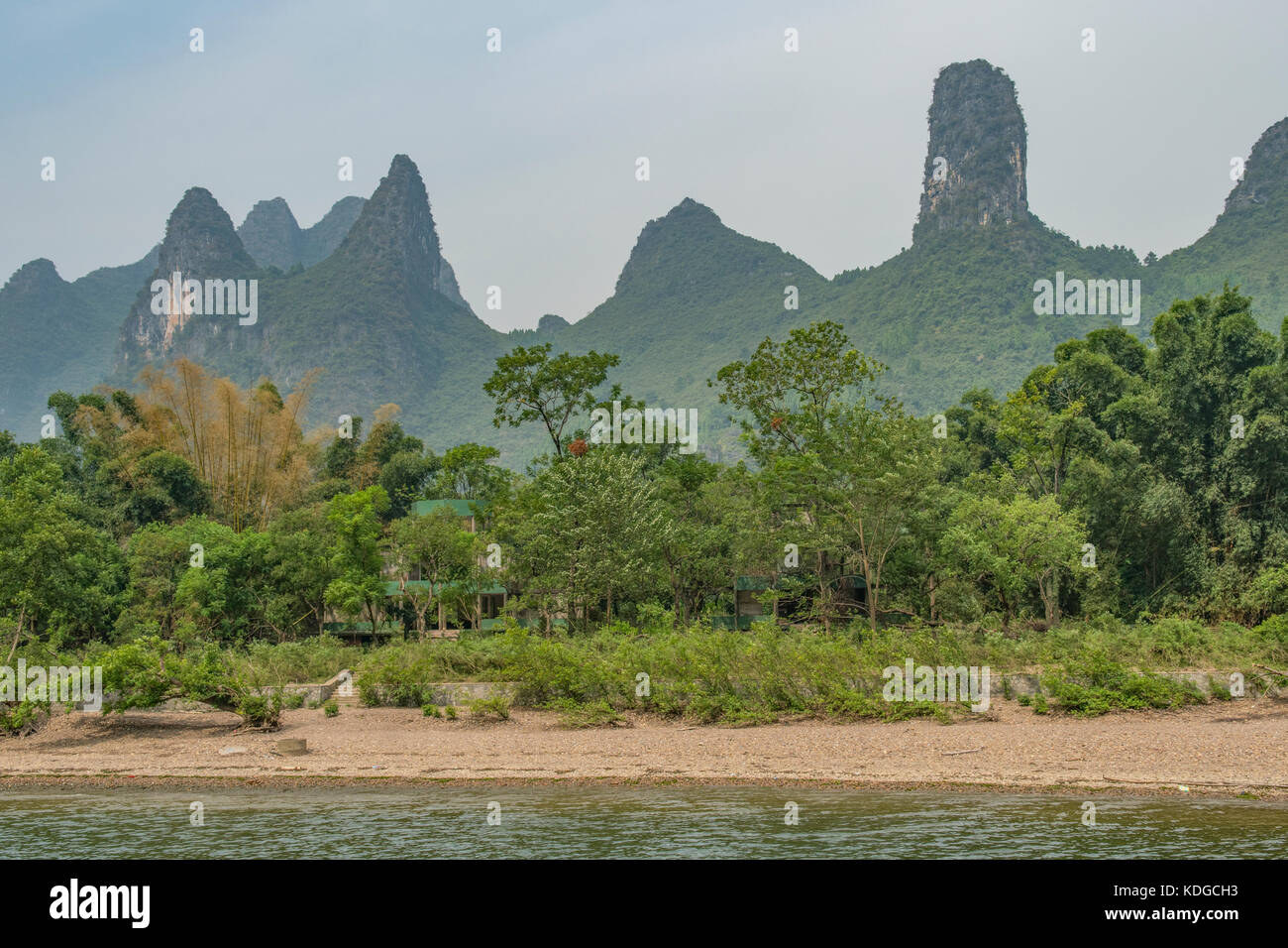 Vue sur rivière Lijiang, au sud de Guilin, Guangxi, Chine Banque D'Images