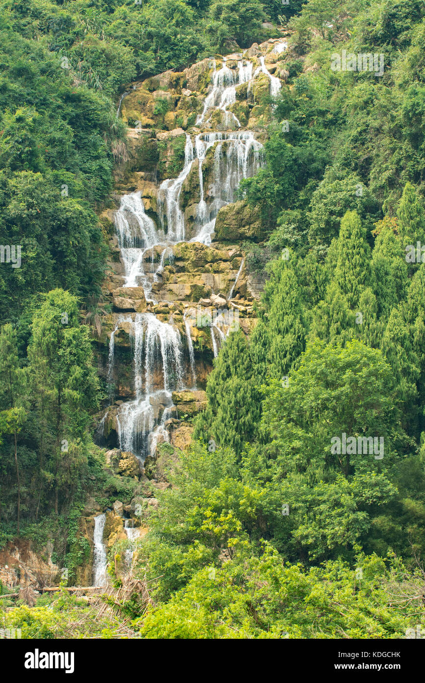 Cascade sur la rivière Lijiang près de Yangshuo, Guangxi, Chine Banque D'Images