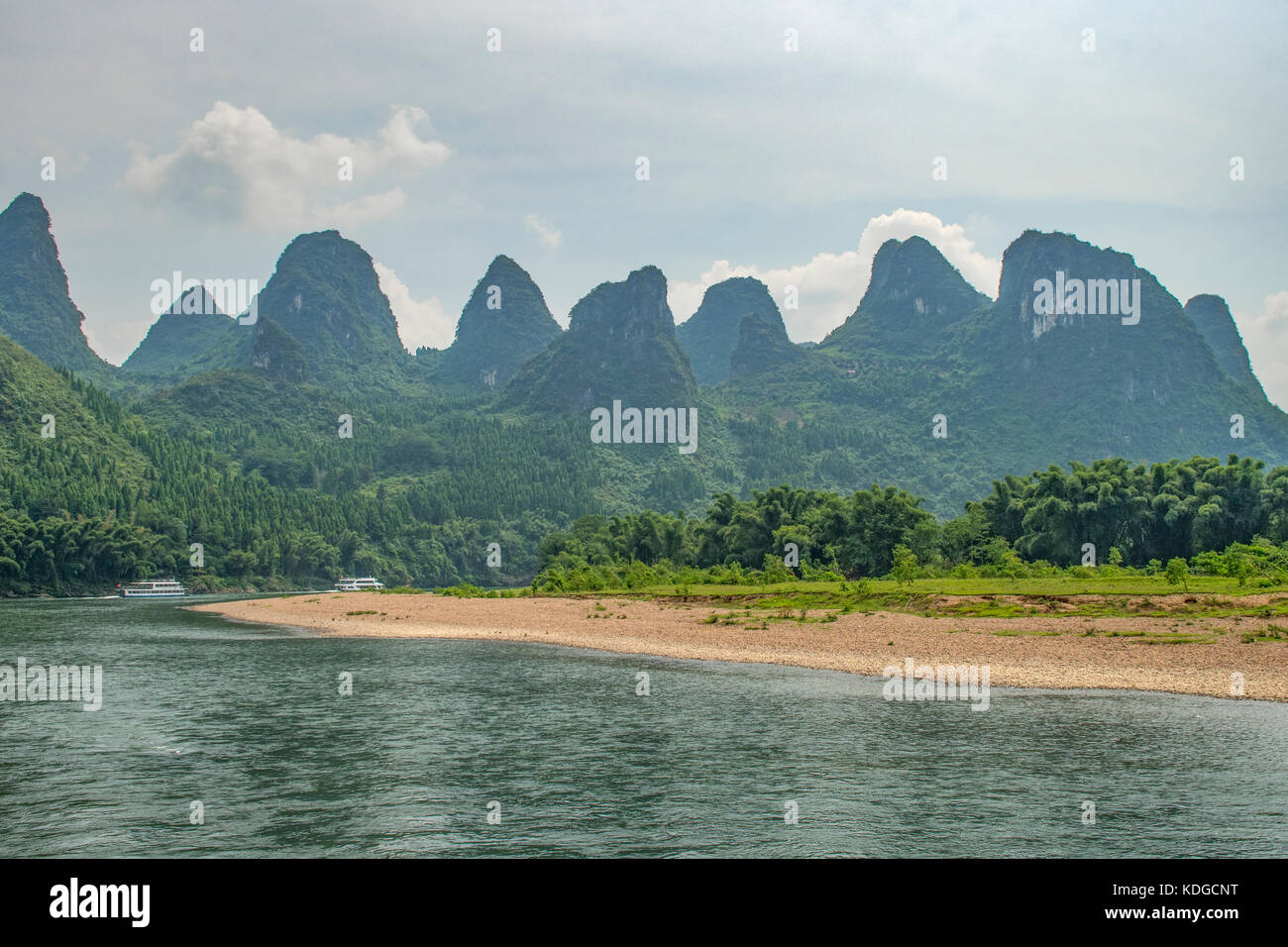 Vue sur rivière Lijiang, au sud de Guilin, Guangxi, Chine Banque D'Images