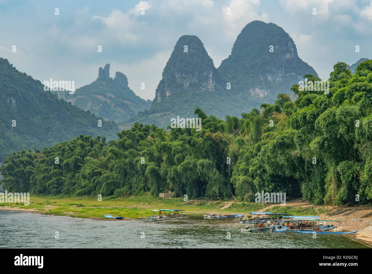 Vue sur rivière Lijiang, au sud de Guilin, Guangxi, Chine Banque D'Images