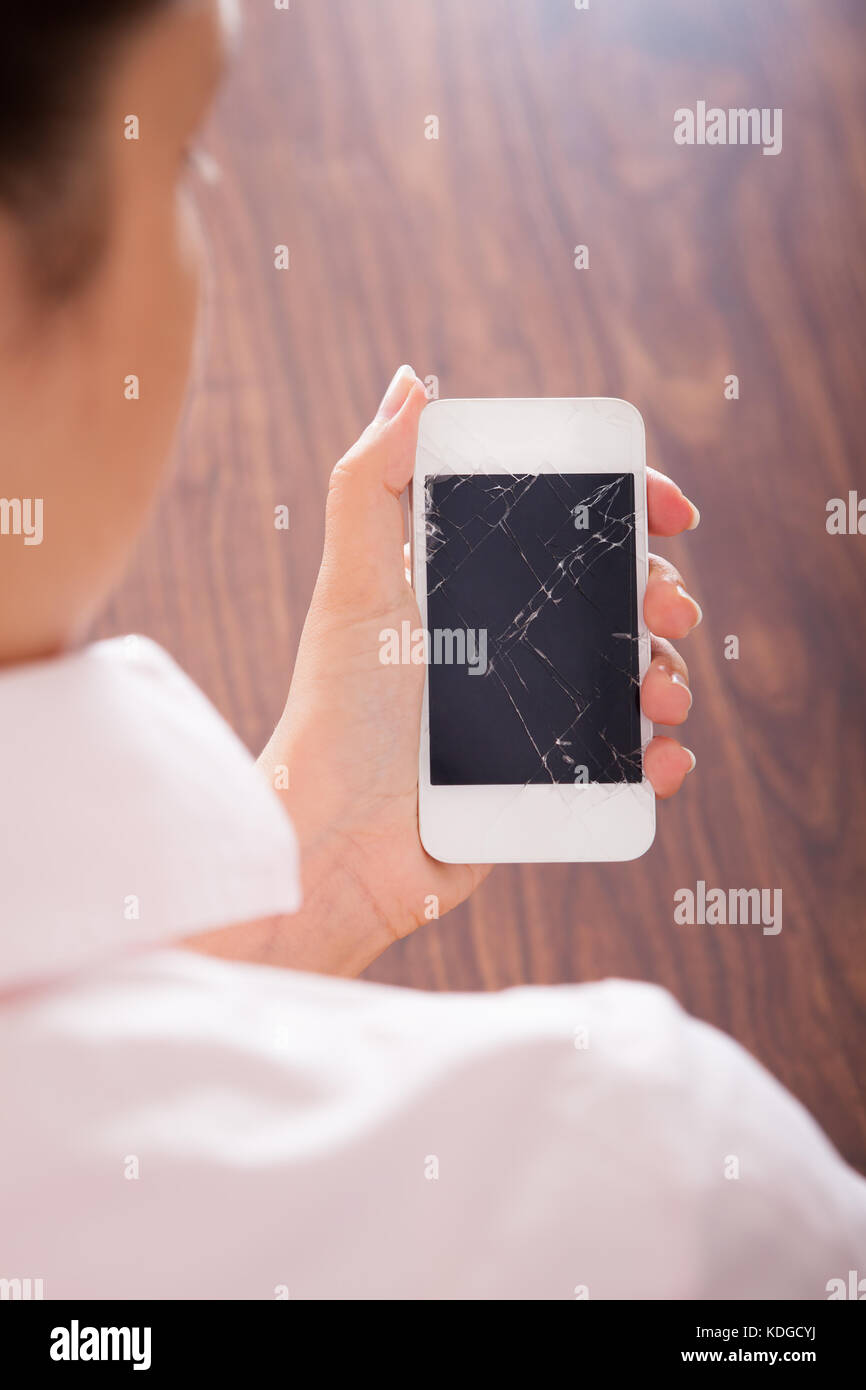 Close-up of hand holding Smartphone avec écran fissuré Banque D'Images