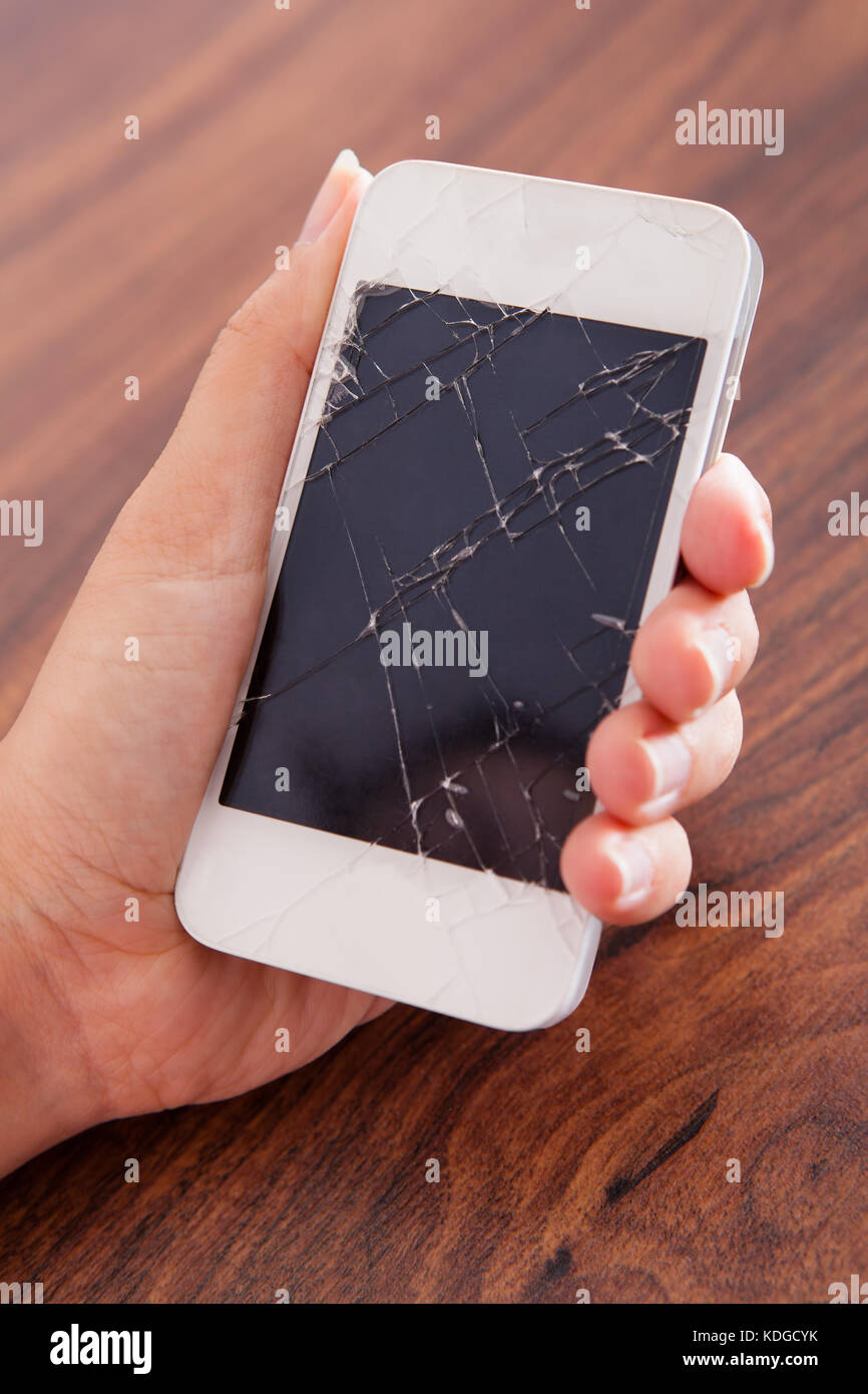 Close-up of hand holding Smartphone avec écran fissuré Banque D'Images