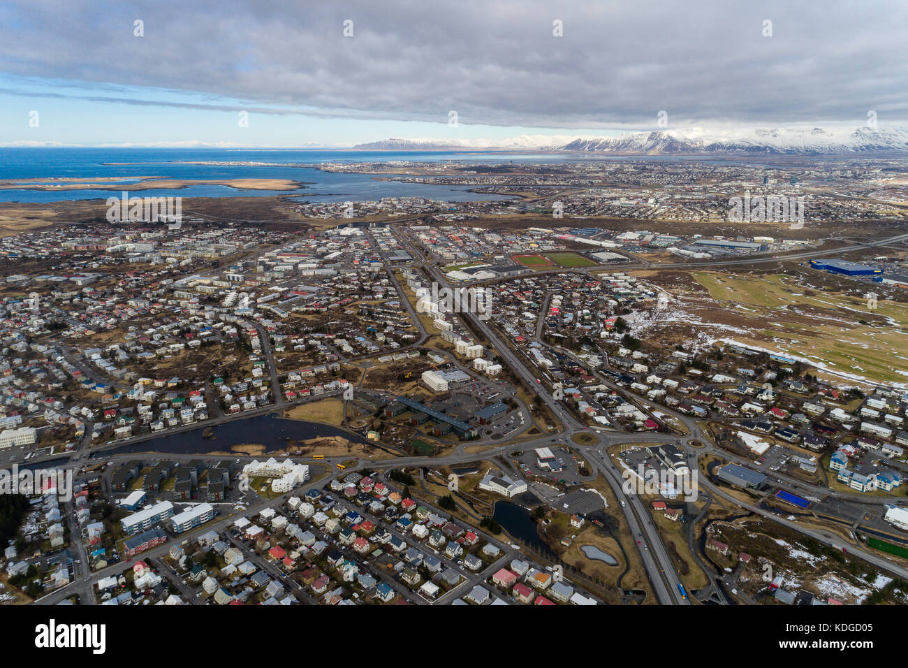 Vue aérienne de la ville de Hafnarfjordur, près de la ville de Reykjavik en Islande, avec vue sur la montagne vers Reykjavik et esjan Banque D'Images