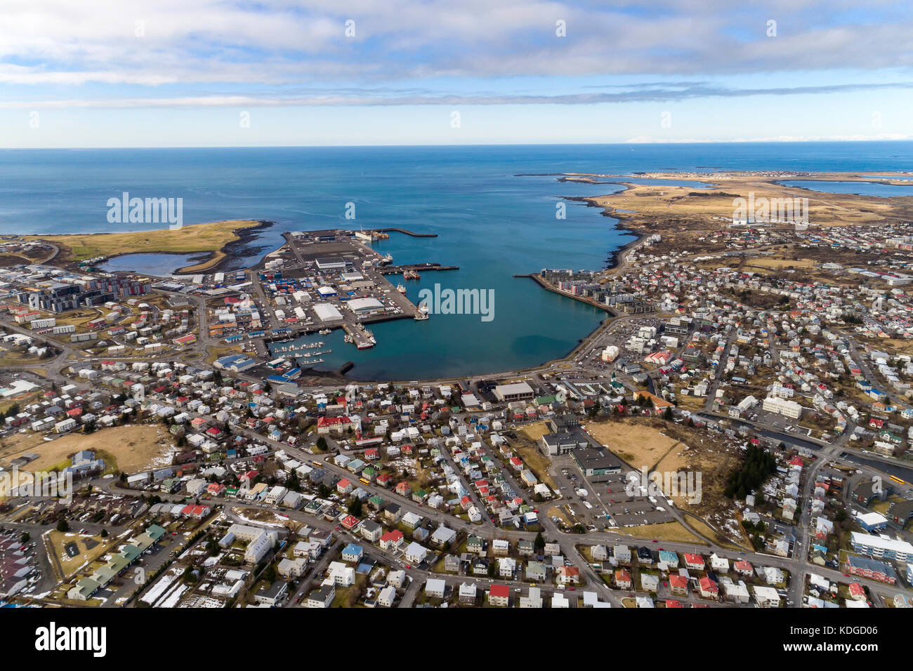 Vue aérienne de la ville de Hafnarfjordur, près de la ville de Reykjavik en Islande, avec vue sur le port et l'océan Banque D'Images