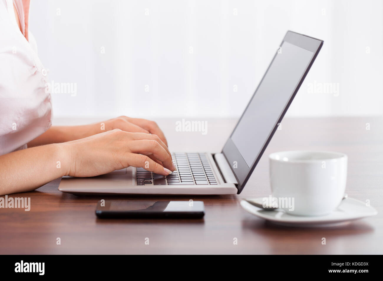 Close-up of woman working on computer in office Banque D'Images