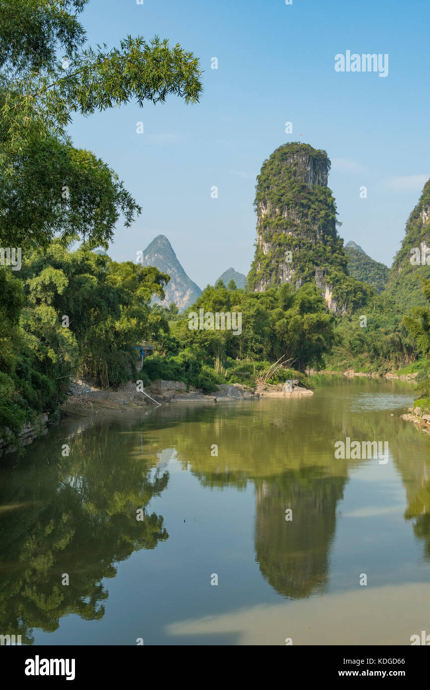 Affluent de la rivière Lijiang, Yangshuo, Guangxi, Chine Banque D'Images