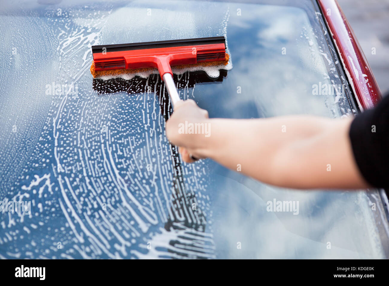 Close-up of hand washing Car Fenêtre Avec RDP Banque D'Images