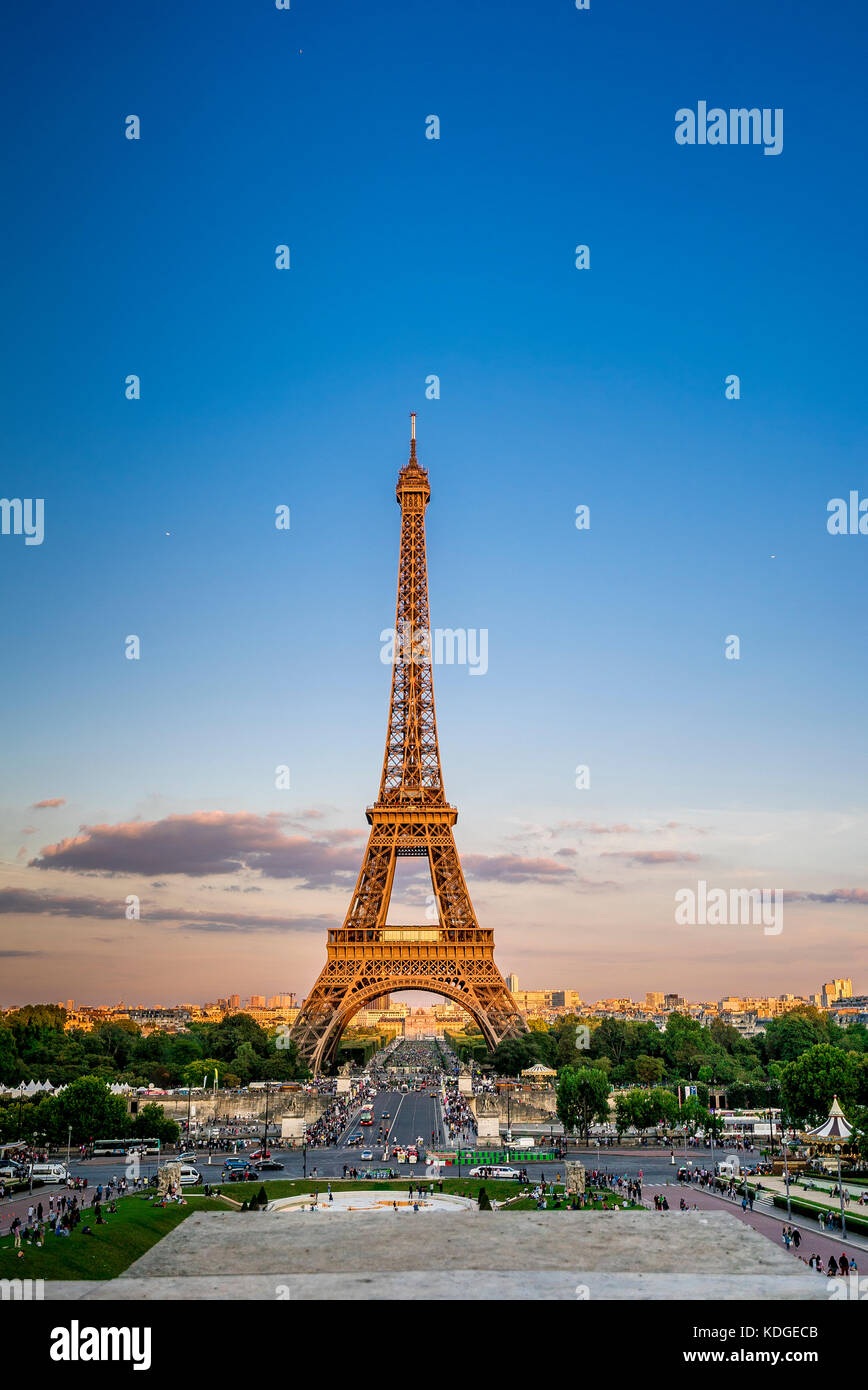 La Tour Eiffel au coucher du soleil vue du Trocadéro. Paris, France Banque D'Images