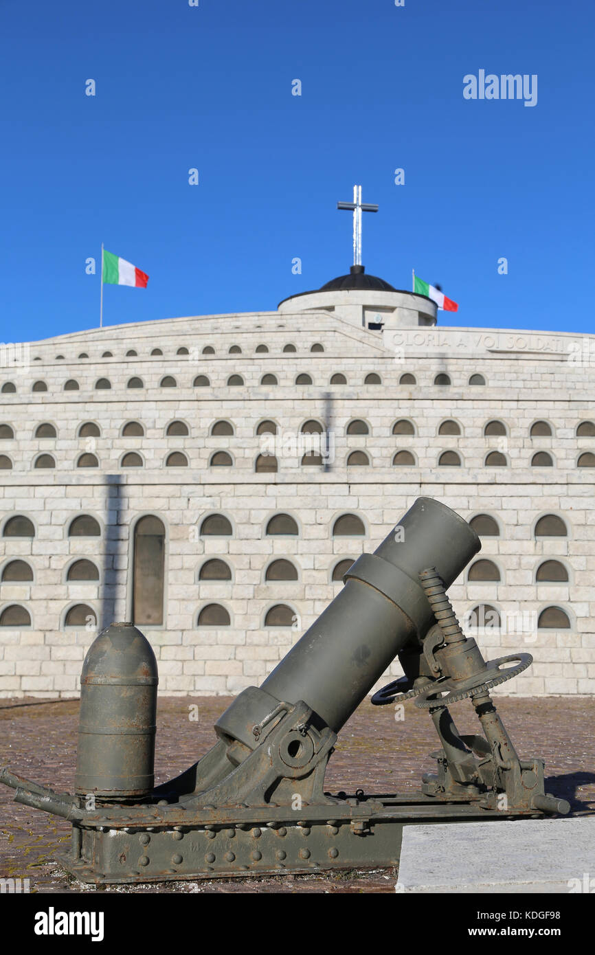 Vicenza, vi, italie - 8 décembre 2015 : mémorial de la guerre première guerre mondiale appelée sacrario militare del Monte Grappa. tombes de soldats italiens sont morts avec Banque D'Images