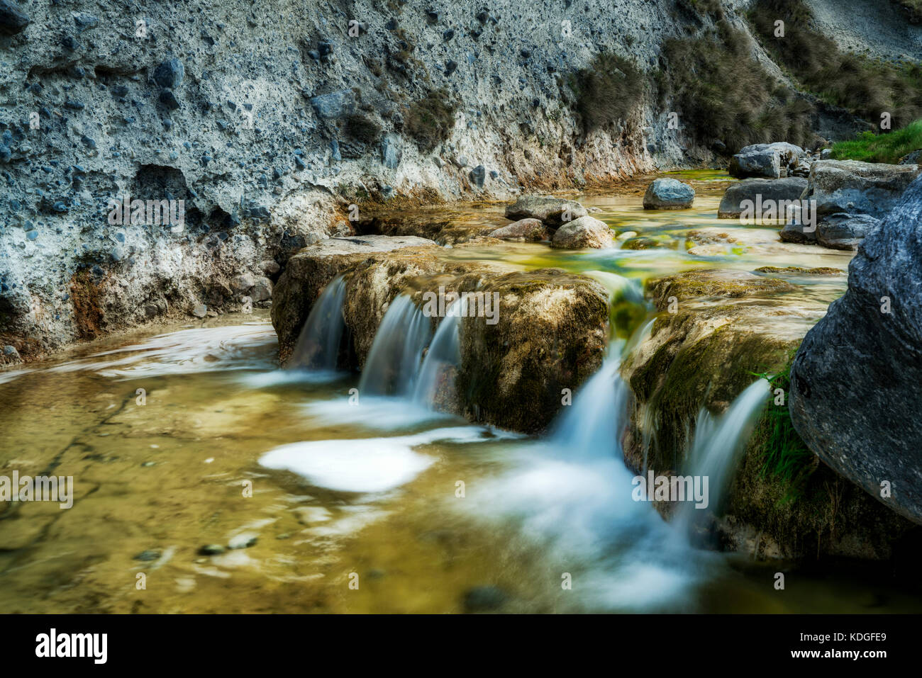 Caher river avec hawthorne arbre en fleur.lough avalla sentier en boucle ferme du comté de Clare, le Burren, Irlande Banque D'Images