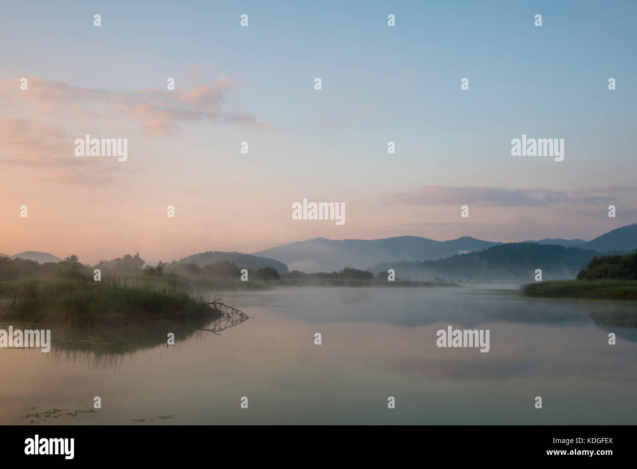 Lever du soleil à l'zirknitz lake, cerknisko jezero, plus malades, bassin du lac zirknitz, réserve naturelle de Rakov Škocjan, Slovénie Banque D'Images