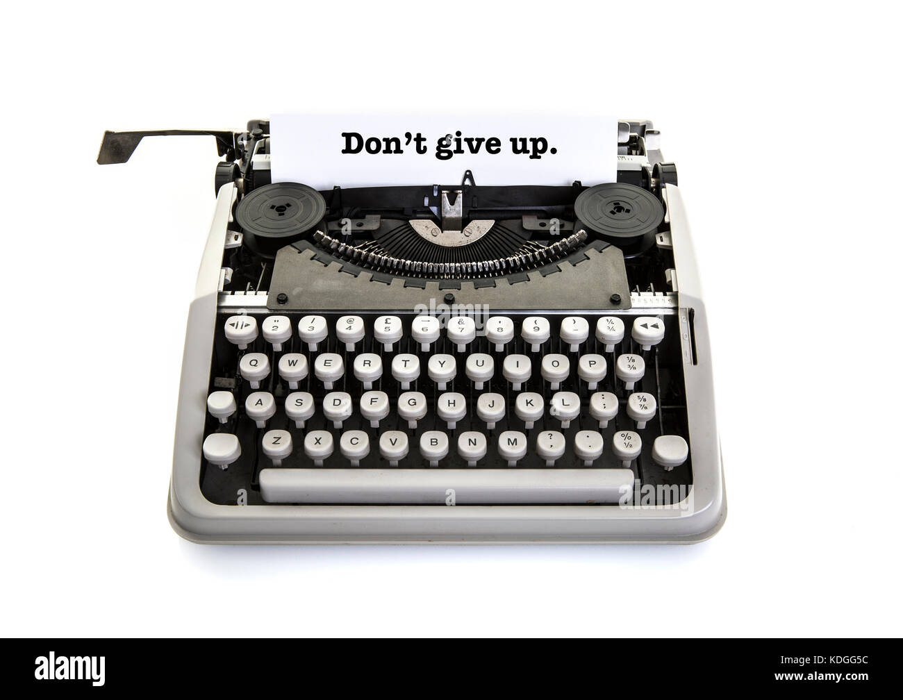 Ne pas renoncer à un message sur une vieille machine à écrire vintage sur fond blanc Banque D'Images