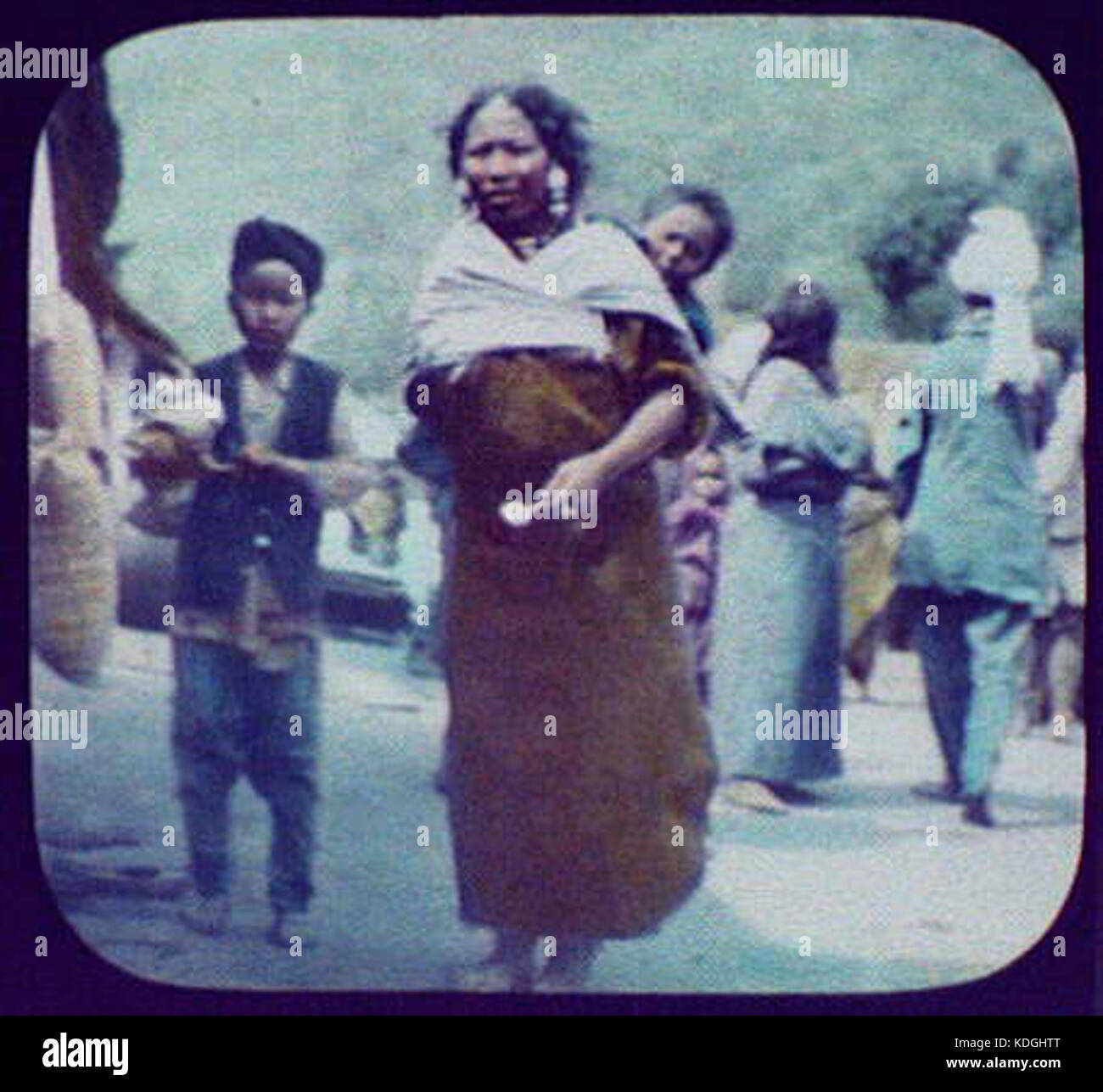 Mère portant enfant dans un sac à dos RCAC2004707820 Banque D'Images