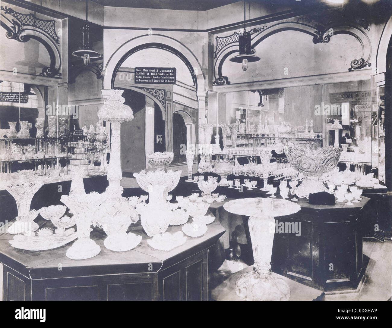 L'exposition Mermod Jaccard Cut Glass à l'exposition universelle de 1904 a présenté l'artisanat américain et les innovations dans la découpe du verre, mettant en évidence les réalisations artistiques dans l'industrie. Banque D'Images