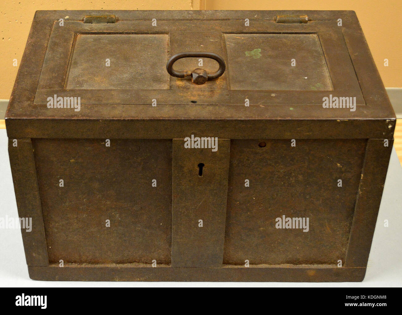 Une image ou une référence à un coffre-fort en fer, un conteneur sécurisé utilisé pour stocker des objets de valeur, soulignant sa fonction dans la protection des biens contre le vol ou les dommages, et son rôle historique dans la sécurité. Banque D'Images