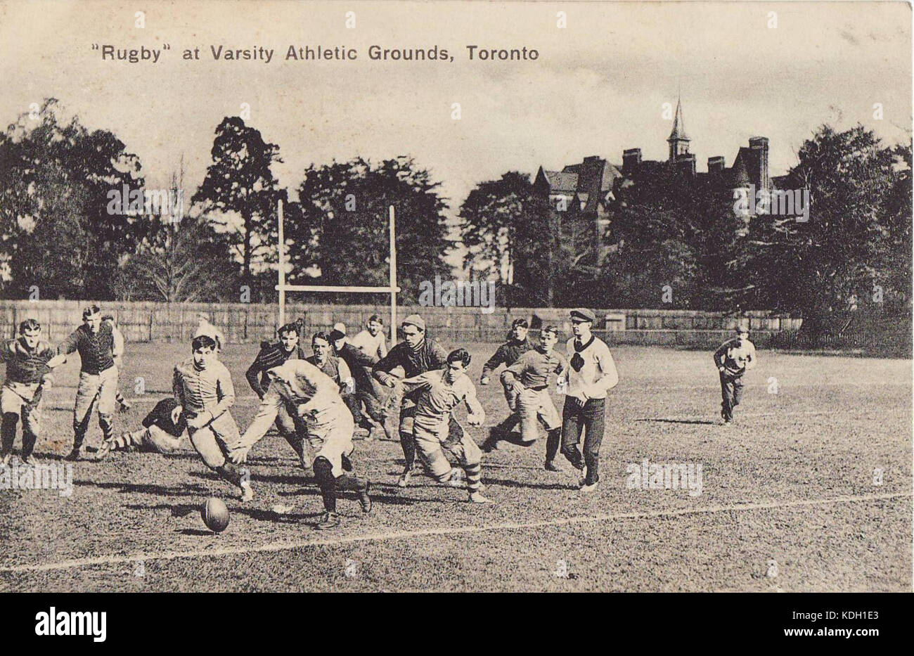 Cette image capture un match de rugby au Varsity Athletic Grounds en 1909, un événement important dans l'histoire des sports organisés au niveau universitaire. Banque D'Images