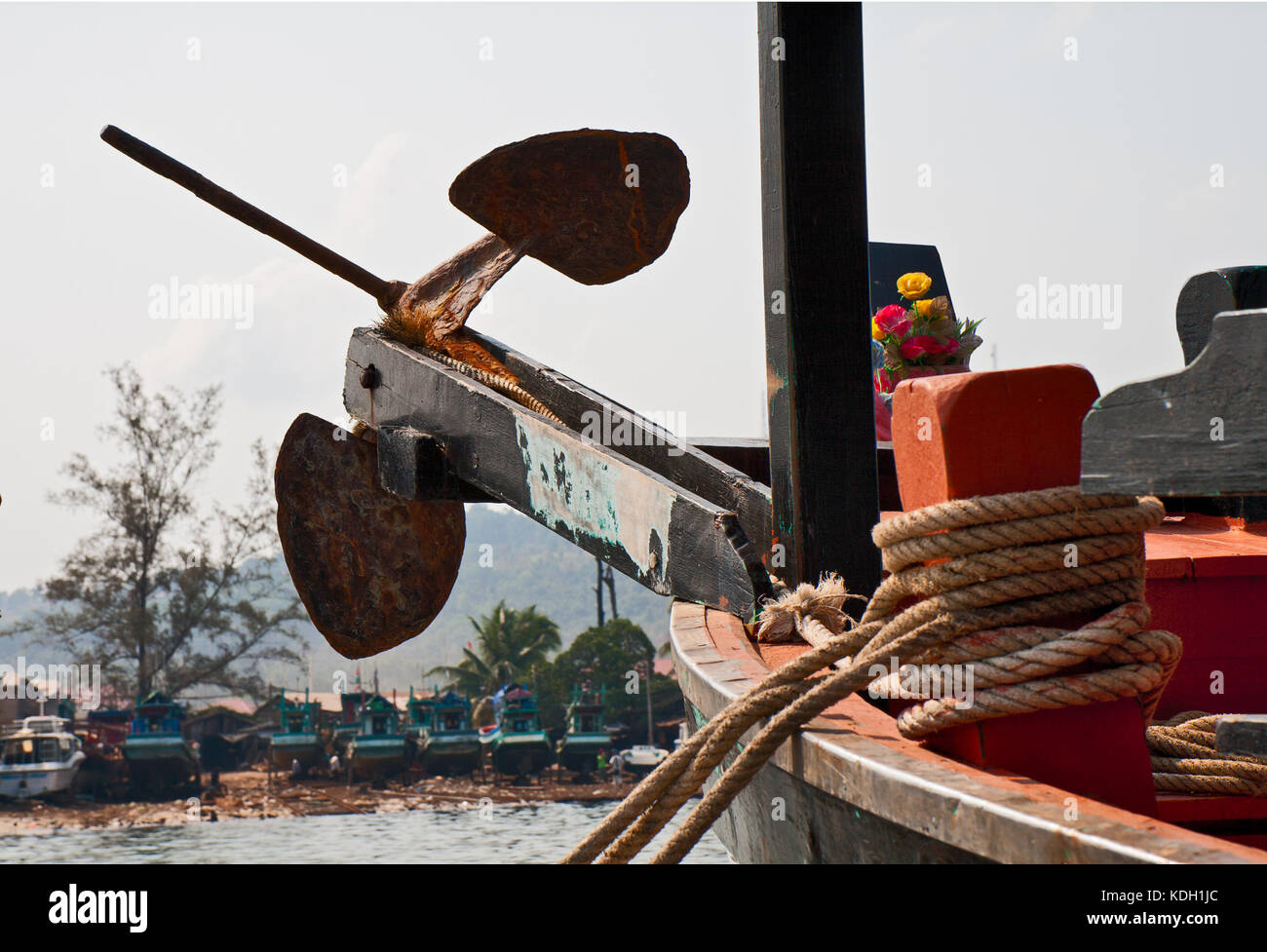 Old rusty anchor sur un arc du bateau de pêche cambodgienne Banque D'Images