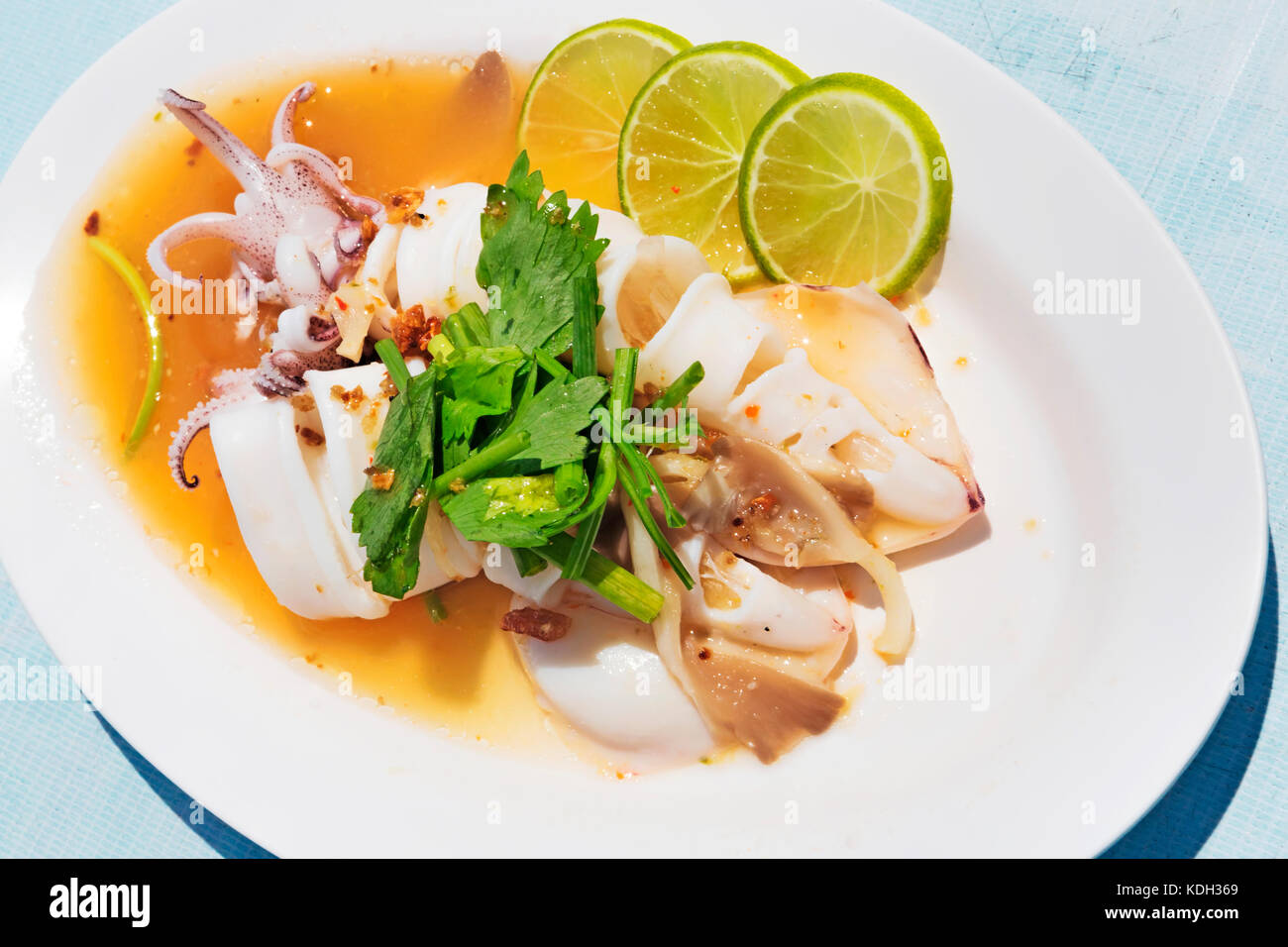Recette thaïe : calmars en sauce à la lime - selective focus Banque D'Images