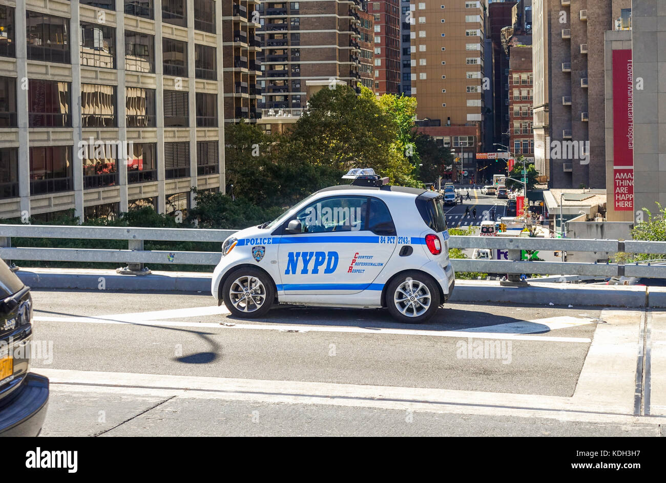 Voiture de police, petite, NYPD (New York police car, Voiture intelligente, patrouiller au début du pont de Brooklyn. Manhattan, États-Unis. Banque D'Images