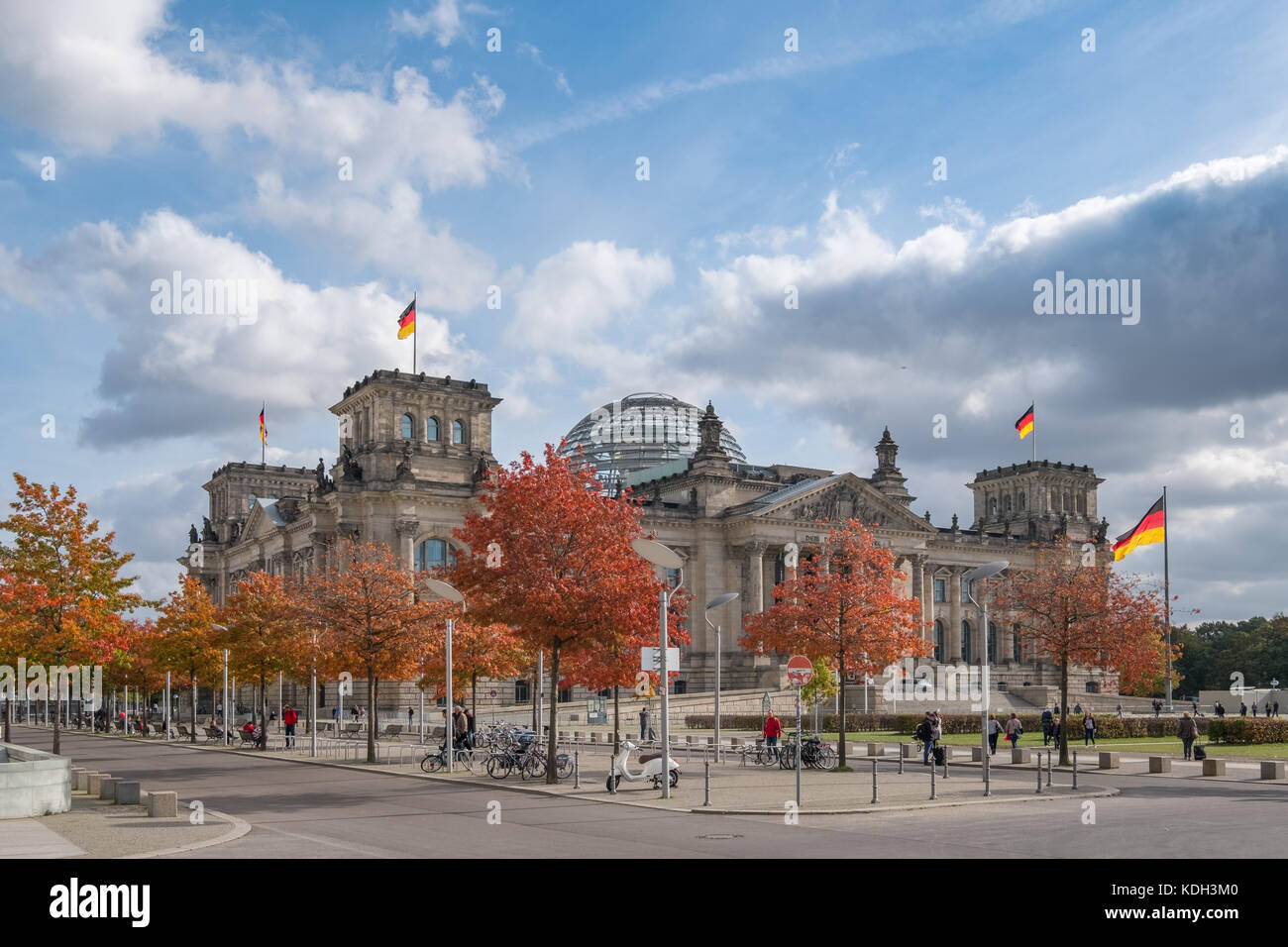 Berlin, Allemagne - Octobre 2017 : Le bâtiment du Reichstag, la chambre du parlement allemand, sur une journée ensoleillée d'automne à Berlin, Allemagne. Banque D'Images