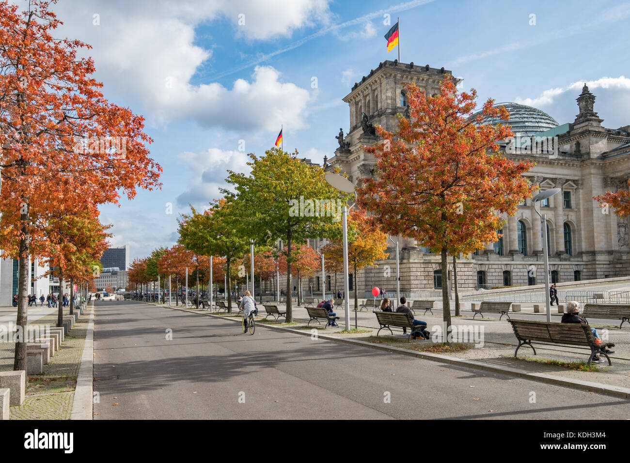 Berlin, Allemagne - Octobre 2017 : Le bâtiment du Reichstag, la chambre du parlement allemand, sur une journée ensoleillée d'automne à Berlin, Allemagne. Banque D'Images