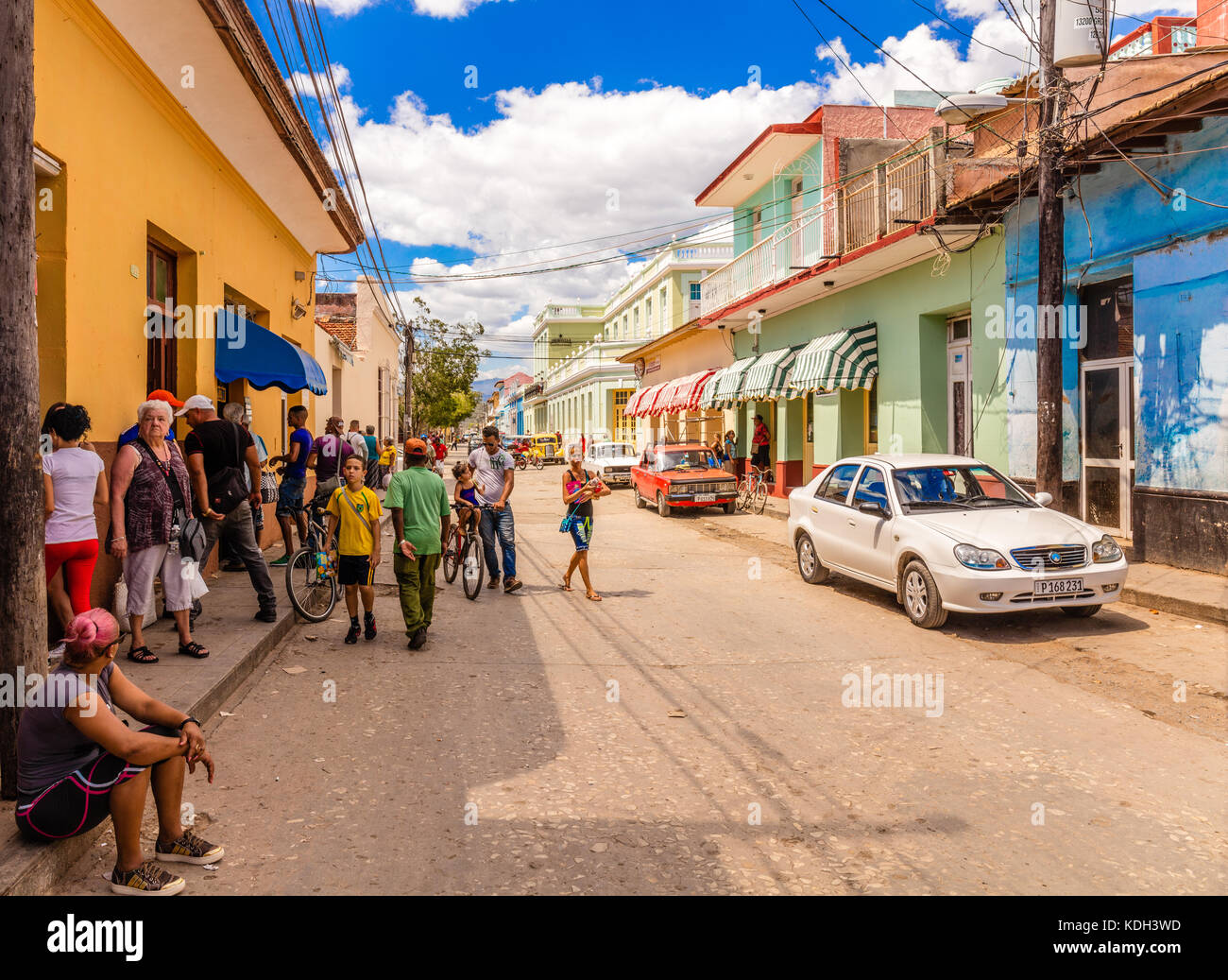 L'architecture coloniale espagnole aux maisons colorées, des rues pavées et des personnes dans une scène de rue, Trinidad, Sancti Spíritus, Cuba, Caraïbes Banque D'Images