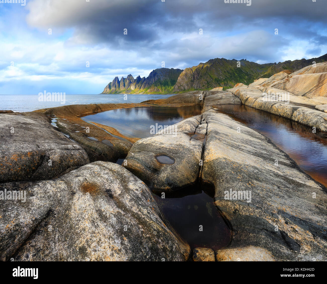 Seascape de Norvège. endroit célèbre sur l'île de Tromso en Norvège. dents de dragon beach. Grosses pierres sur mer sur un suny day. Banque D'Images