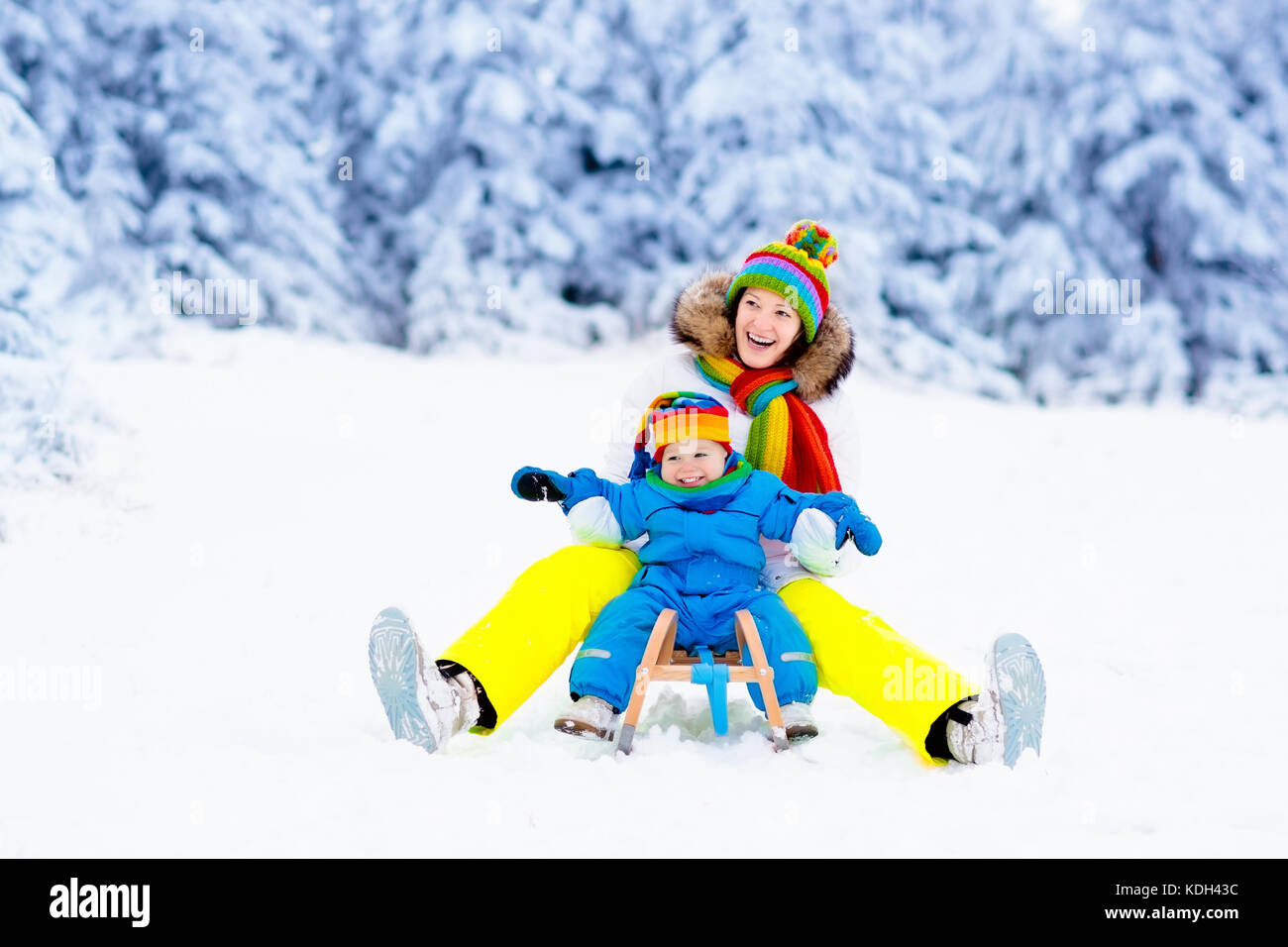 Mere Et Le Bebe Sur Sleigh Ride Enfant Et Maman La Luge Enfant Kid Equitation Traineau Les Enfants Jouer Dehors Dans La Neige Les Enfants En Luge Parc Enneige Piscine Wi Photo