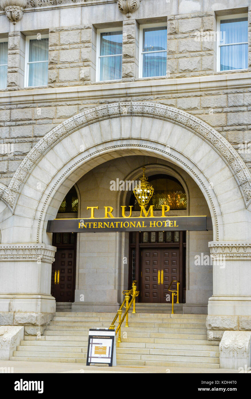 Le golden hôtel Trump International signe en face de l'ancien bureau de poste rénové Immeuble sur Pennsylvania Avenue à Washington, DC, USA Banque D'Images