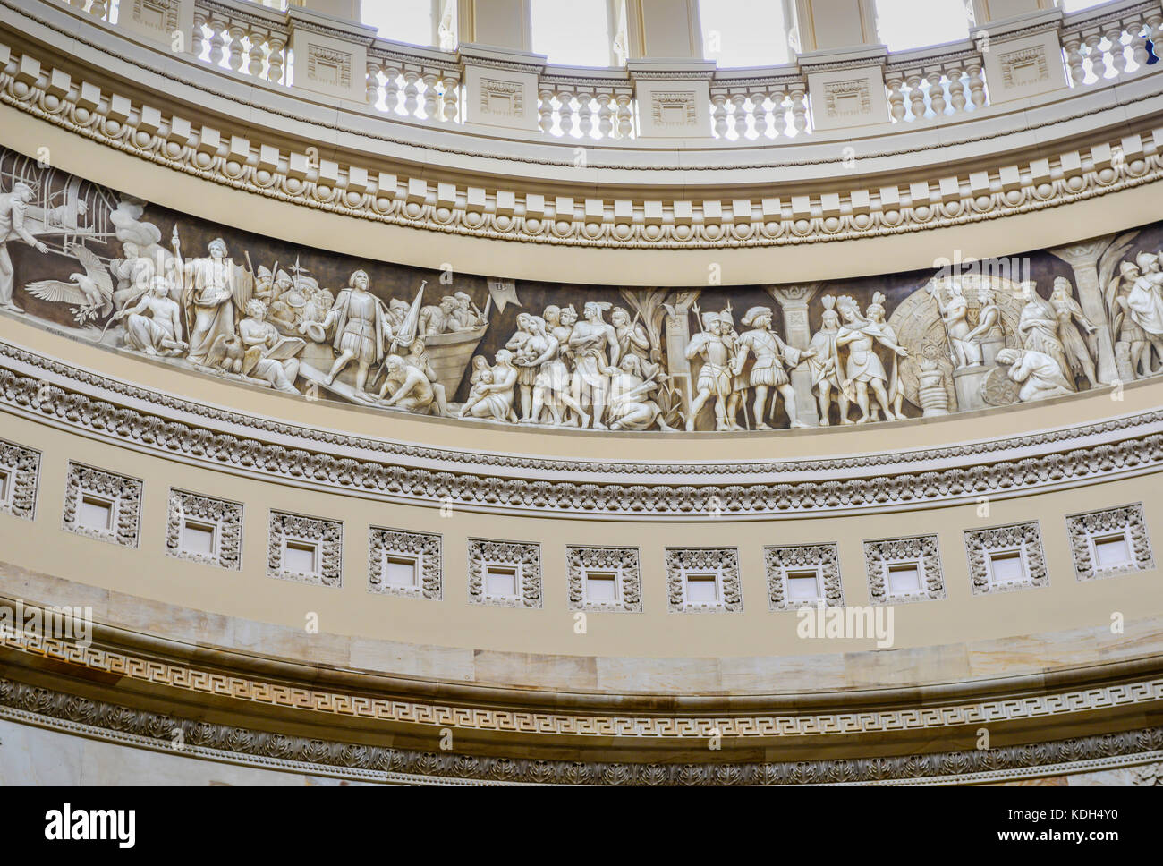 Regardant vers le haut à l'intérieur de la rotonde du Capitol nous révèle le dome de l'histoire américaine n un panorama de 360 degrés de la Frieze Art images dans Washington, DC, États-Unis Banque D'Images