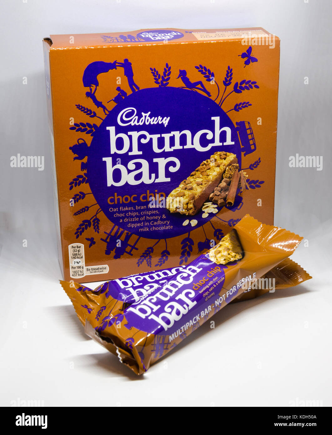 Pépites de chocolat Cadbury bars brunch sur un fond blanc. Banque D'Images